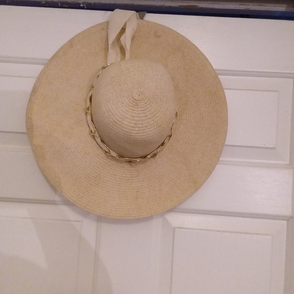 Beautiful floppy Hat - Picture 4 of 8